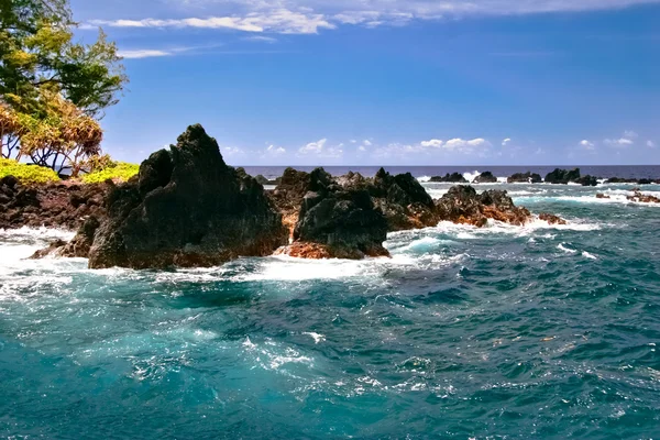 Вид на скалы в океане — стоковое фото