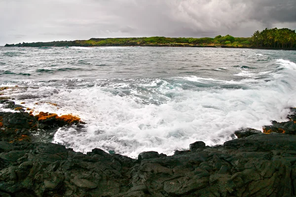 Vista sulle rocce nell'oceano — Foto Stock