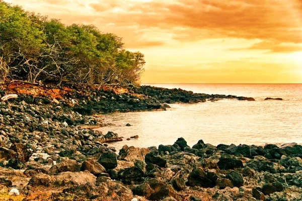 Západ slunce na pláži vulkanických kamenů. Havaj — Stock fotografie