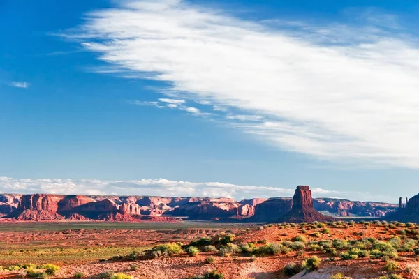 Tarde soleada en Monument Valley. Arizona . — Foto de Stock