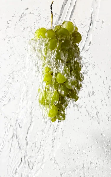 Fresh grapes to clean the water — Stock Photo, Image