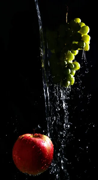 Čerstvá jablka a hrozny na čištění vody — Stock fotografie
