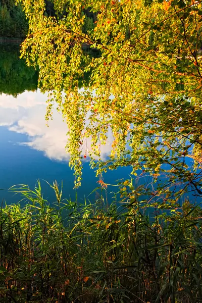 ทะเลสาบฤดูใบไม้ร่วง — ภาพถ่ายสต็อก