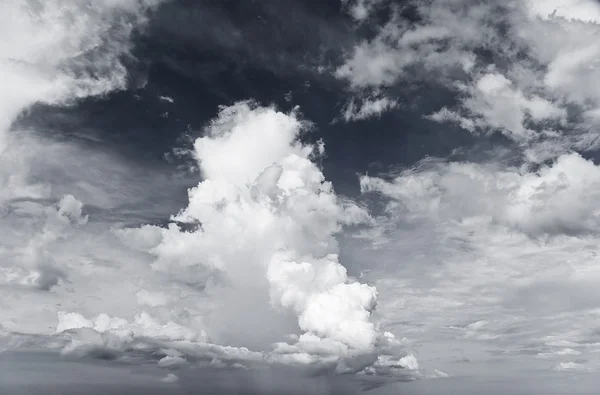 Nubes de lluvia y cielo sombrío en blanco y negro — Foto de Stock