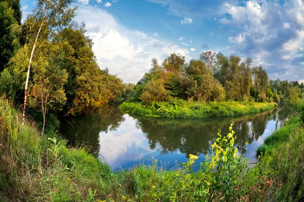 Grönt fält med floden — Stockfoto