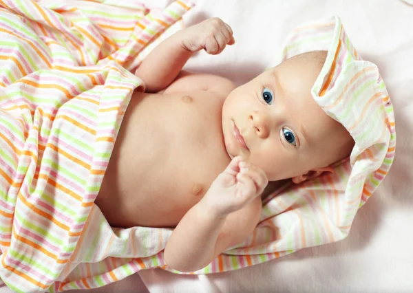 新生児ベッド上安静時の画像 — ストック写真