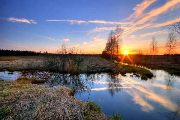 Zonsondergang in de zomer veld — Stockfoto