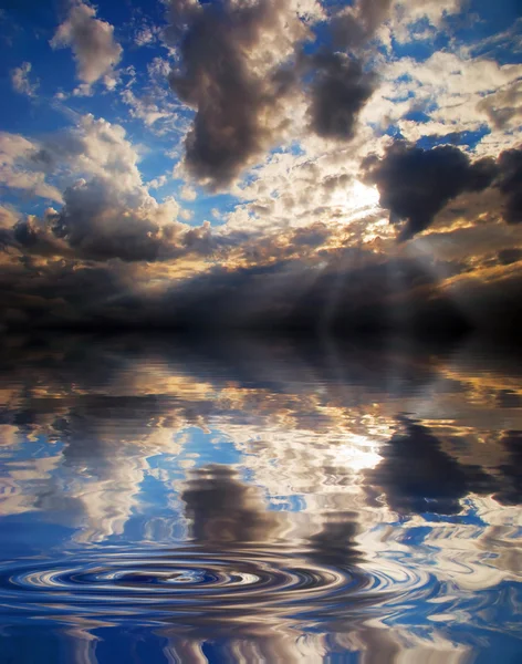 Reflejos de la puesta de sol en el agua del lago — Foto de Stock