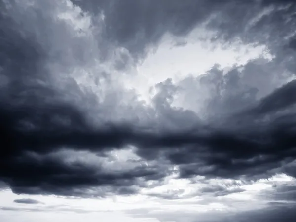 Nuages de pluie et ciel sombre en noir et blanc — Photo