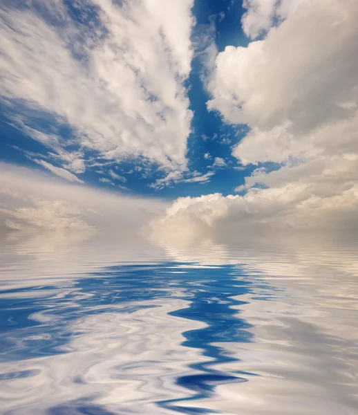 Mavi gökyüzünün yansıması — Stok fotoğraf