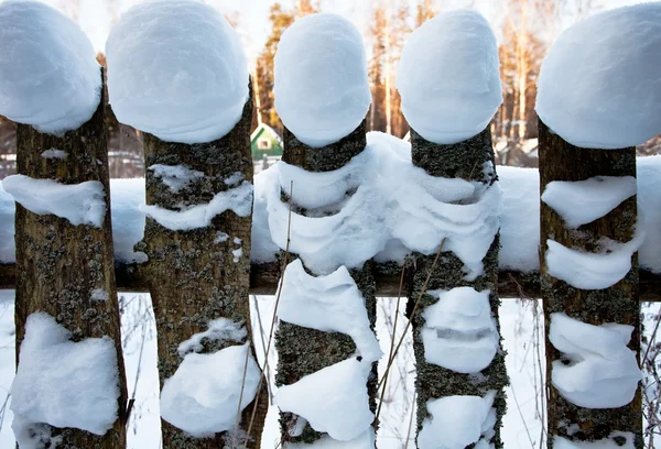 Det gamla trä staketet i snö mössor — Stockfoto