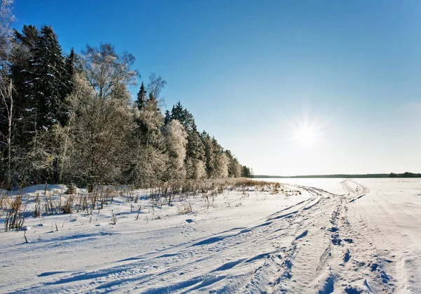 Puesta de sol en campo de invierno — Foto de Stock