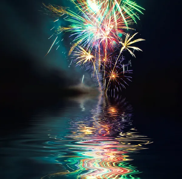 Fogos de artifício coloridos — Fotografia de Stock
