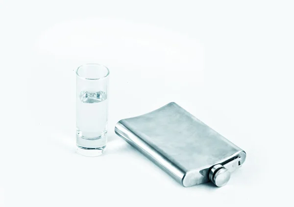 Frasco de vodka y un vaso —  Fotos de Stock