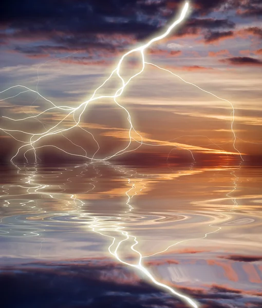 Reflection of lightning in the water — Stock Photo, Image