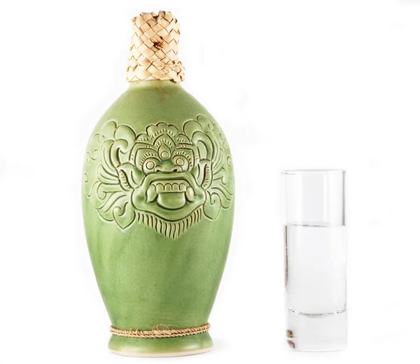 Balinesische Keramikflasche Wodka — Stockfoto