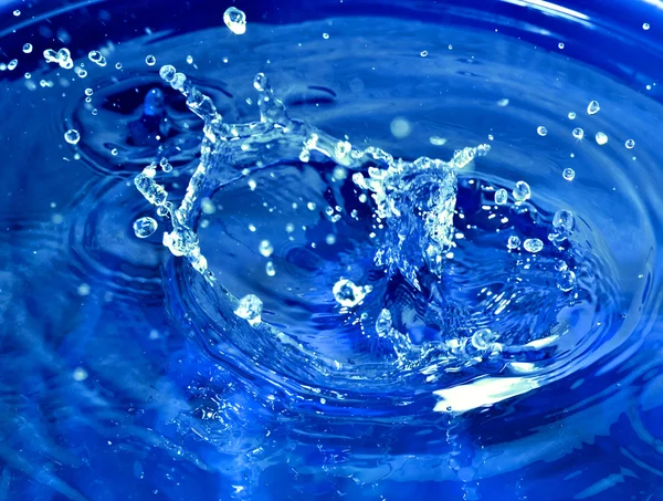 Выплеск воды в голубом цвете — стоковое фото
