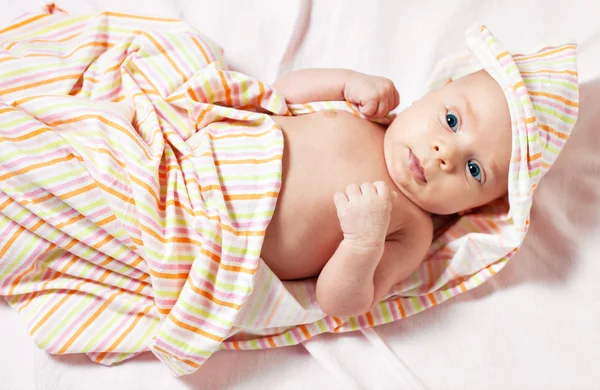 Immagine del neonato che riposa su un letto — Foto Stock