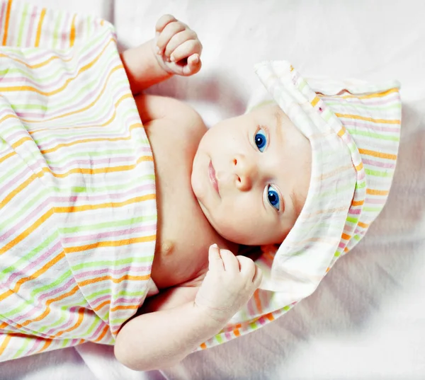 Obrázek novorozence položenou na posteli — Stock fotografie