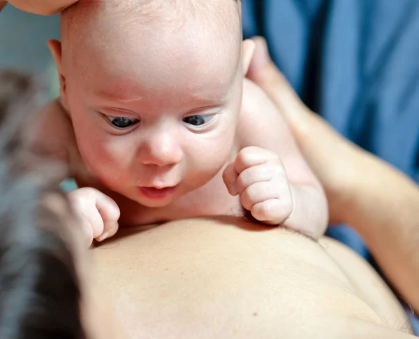 Imaginea nou-născutului odihnindu-se pe un tată — Fotografie, imagine de stoc