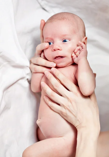 Obrázek novorozence položenou na posteli — Stock fotografie
