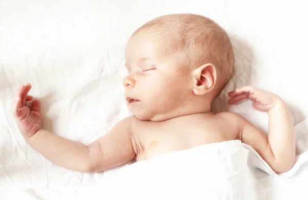 Bild des Neugeborenen auf einem Bett liegend — Stockfoto