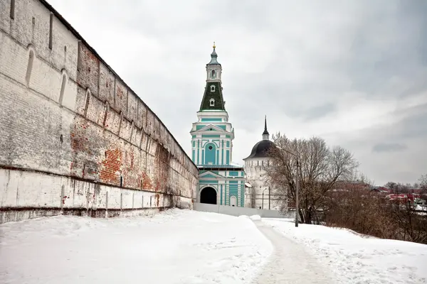 Vecchia chiesa russa con tempo cupo — Foto Stock