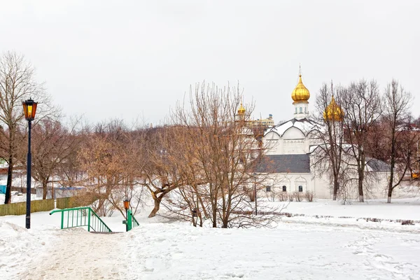 Stary rosyjski Kościół w ponury Pogoda — Zdjęcie stockowe