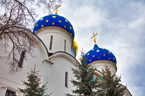 Oude Russische kerk in sombere weer — Stockfoto