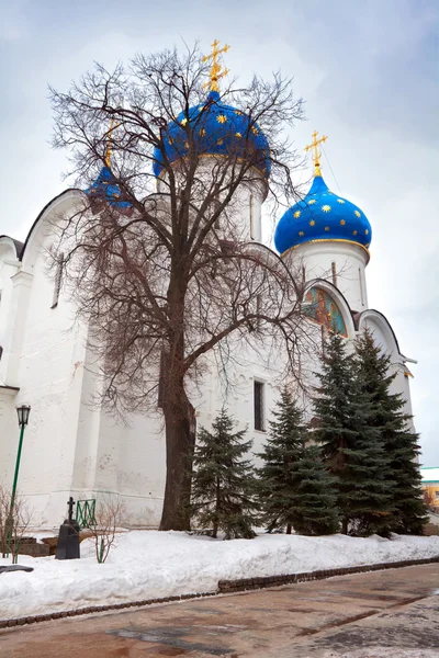 Antigua iglesia rusa en clima sombrío — Foto de Stock