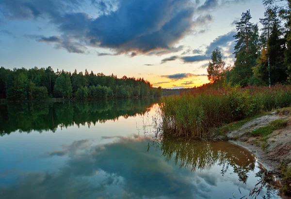 Закат у летнего озера — стоковое фото