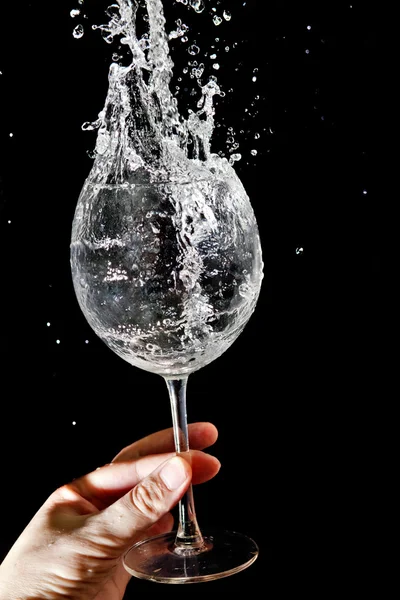 The stream of water pours into the glass — Stock Photo, Image