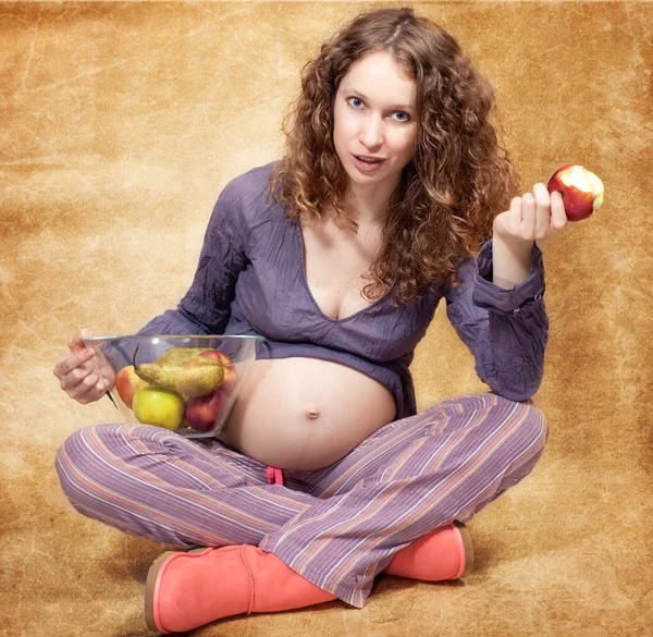 Mujer embarazada con fruta —  Fotos de Stock
