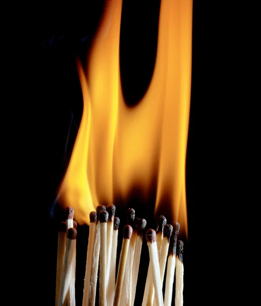 Matcher med eld och rök — Stockfoto