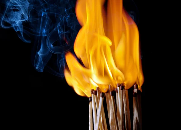 火と煙と一致します。 — ストック写真