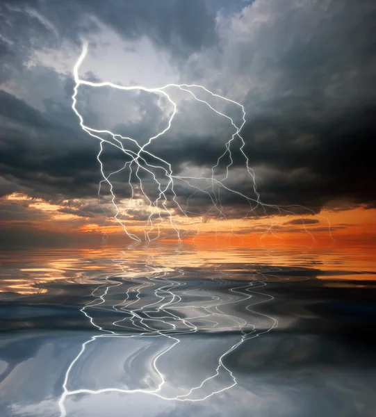 Reflection of lightning in the water — Stock Photo, Image