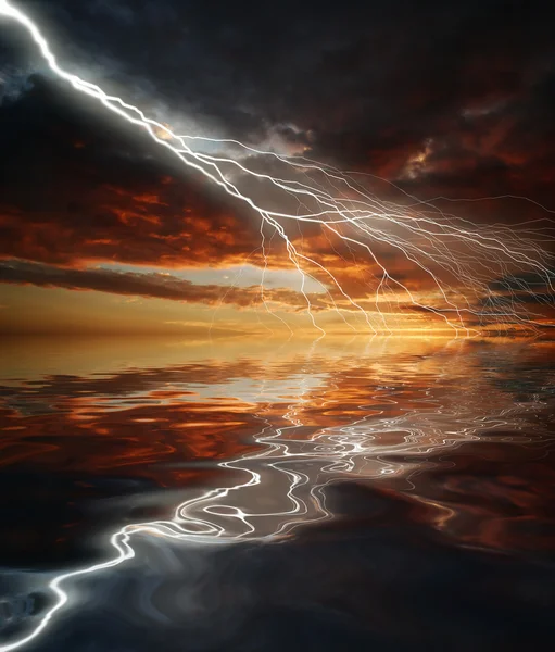Молния над морем — стоковое фото
