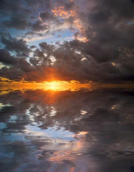 Reflexões do pôr do sol na água do lago — Fotografia de Stock
