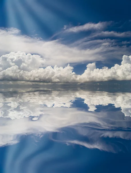 Reflectie van de blauwe hemel — Stockfoto