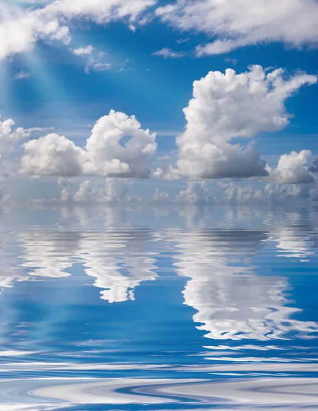 Reflektion av blå himmel — Stockfoto