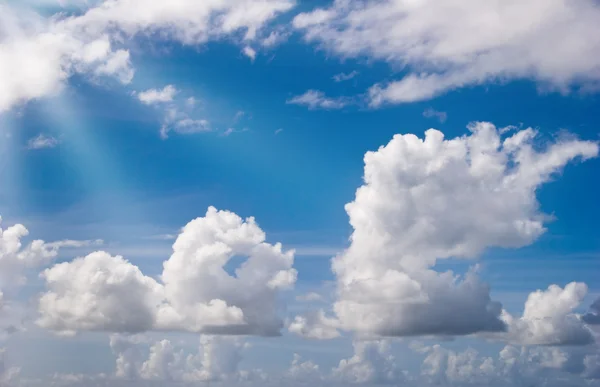 Blauer Himmel mit Wolken. — Stockfoto