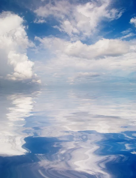Отражение голубого неба — стоковое фото