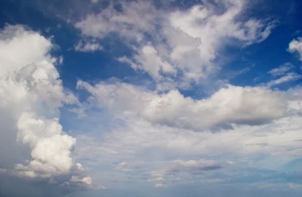 Cielo azul con nubes. — Foto de Stock