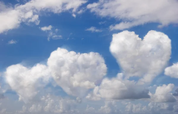 Błękitne niebo z chmurami w sercach widok — Zdjęcie stockowe