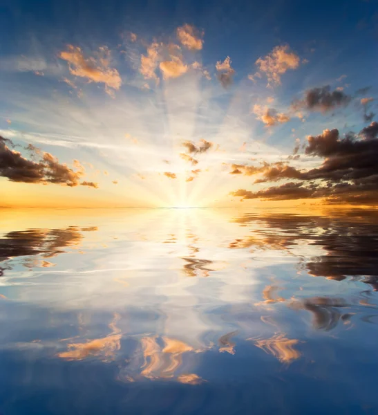 Reflektioner av solnedgången i sjövatten — Stockfoto