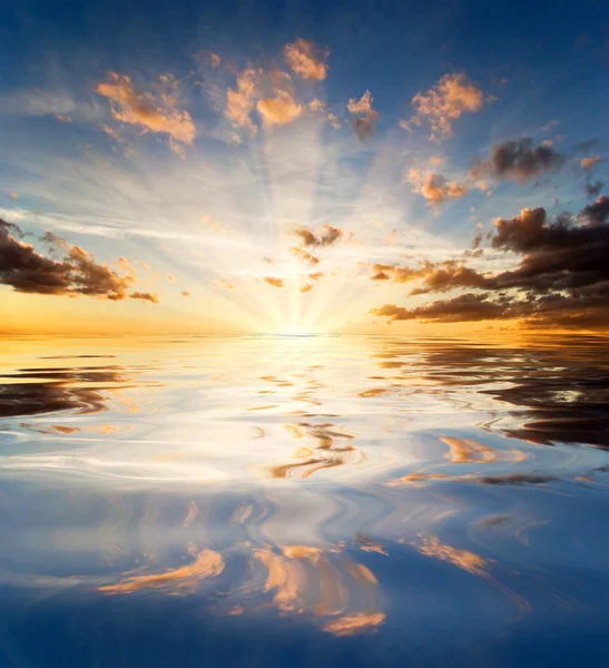 Refleksje o zachodzie słońca w wodzie jeziora — Zdjęcie stockowe