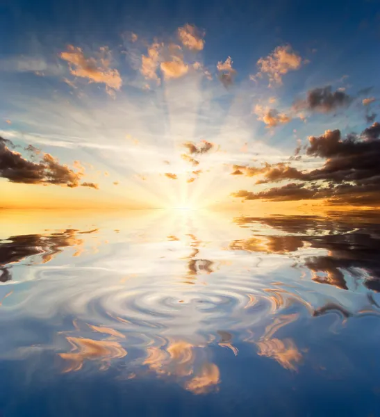 Reflektioner av solnedgången i sjövatten — Stockfoto