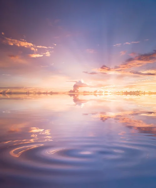 Reflejos de la puesta de sol en el agua del lago — Foto de Stock