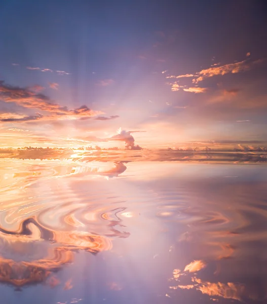 湖の水で日没の反射 — ストック写真