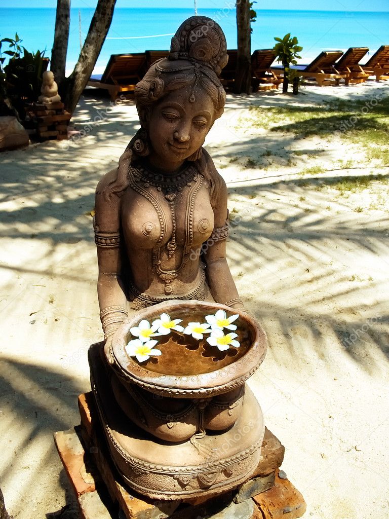 Statue of woman on the beach.